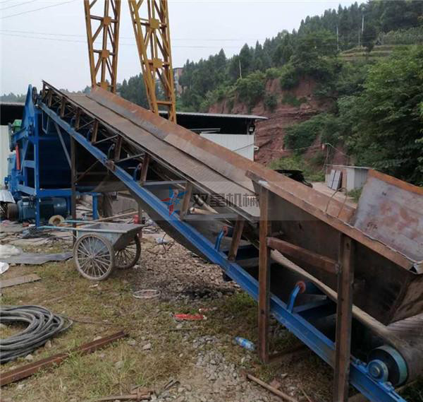 廢鋼破碎機(jī)工作現(xiàn)場